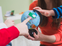 Enfants touchant un globe