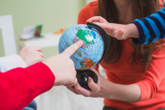 Enfants touchant un globe