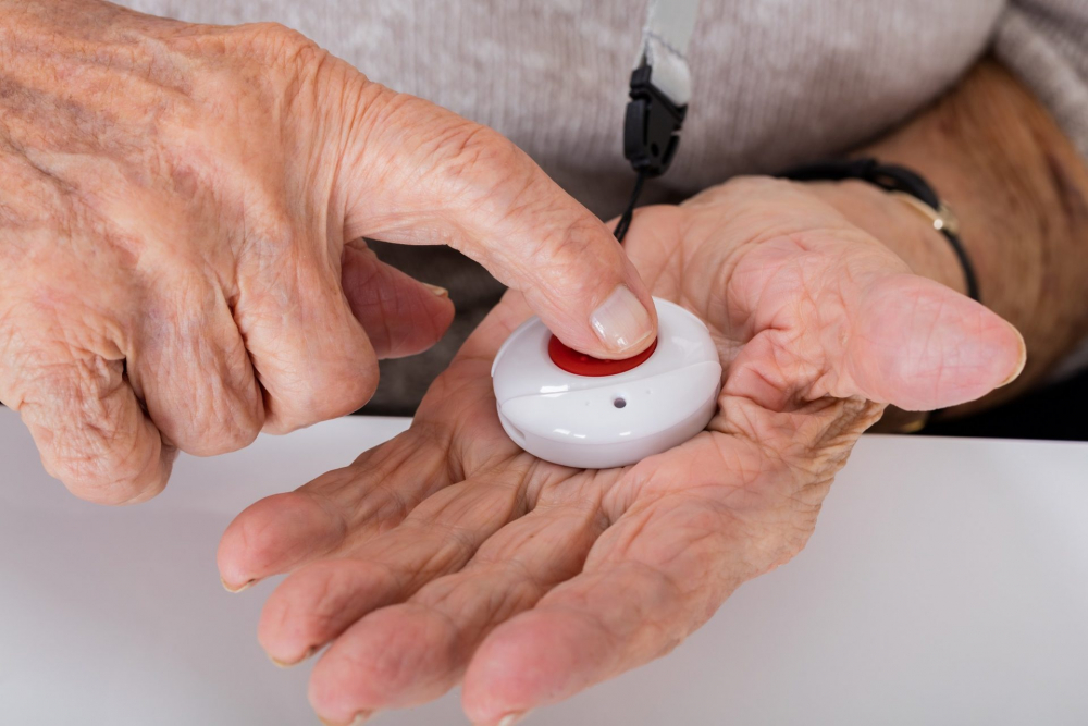 Le pendentif alarme pour personnes âgées - La téléassistance