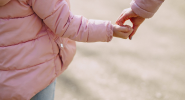 Enfant tenant la main de sa mère